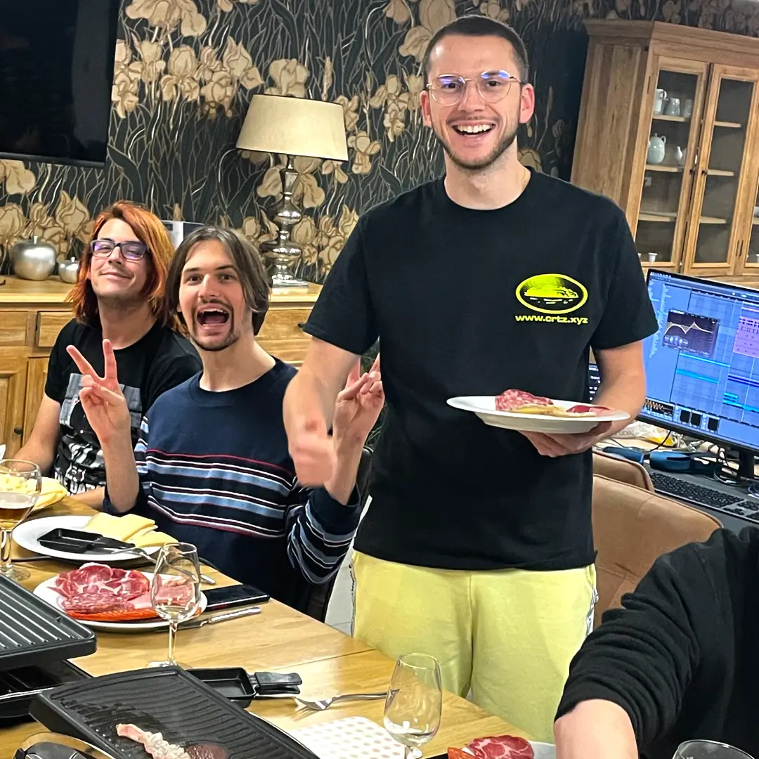 Simon Lam, Amaury Deflorenne et Romain Verliefden sont heureux de partager une raclette avec leurs collègues de TRIPTYK